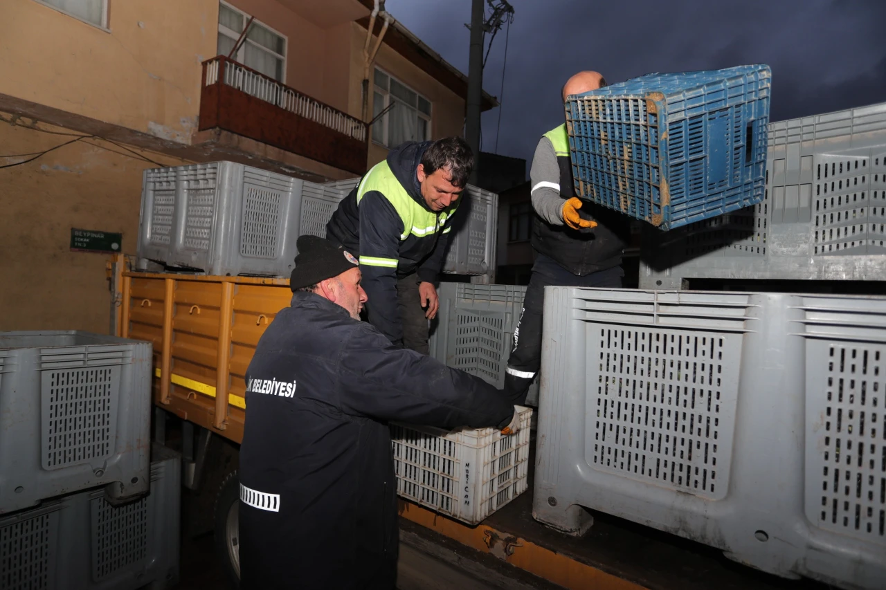 Belediye zeytin üreticisini  tüccarın elinden kurtardı