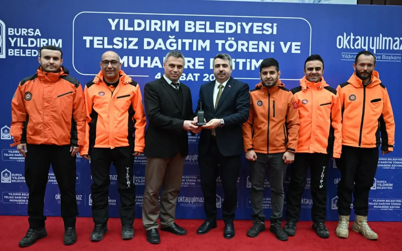 Yıldırımlı muhtarlara deprem telsizi dağıtıldı