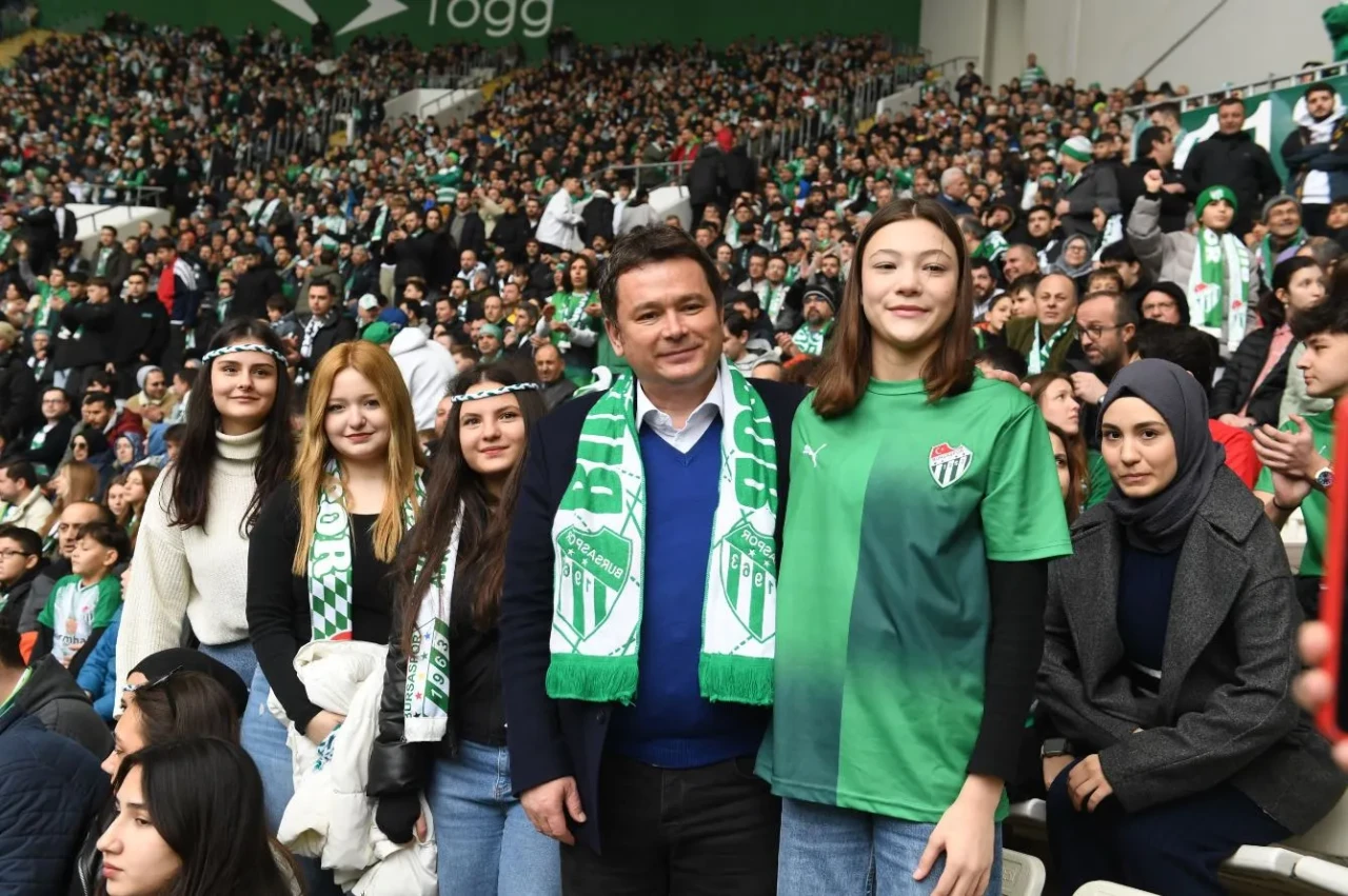 Başkan ve öğrenciler tribünde omuz omuza
