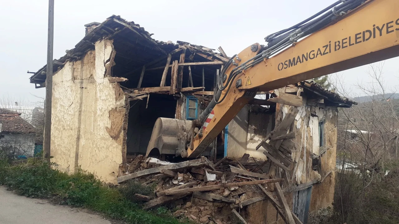 Osmangazi'de metruk bina temizliği
