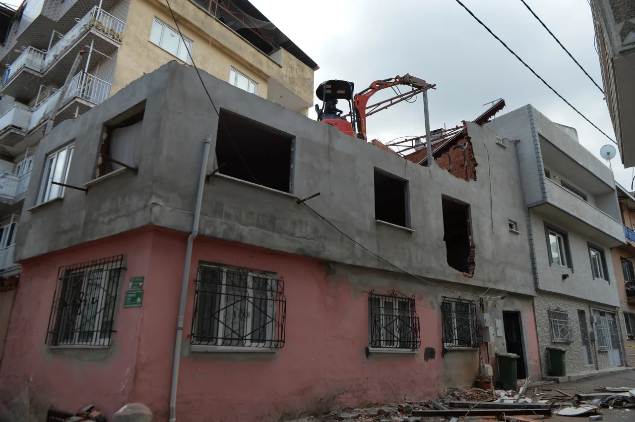 Kaçak yapı bitmeden yıkıldı