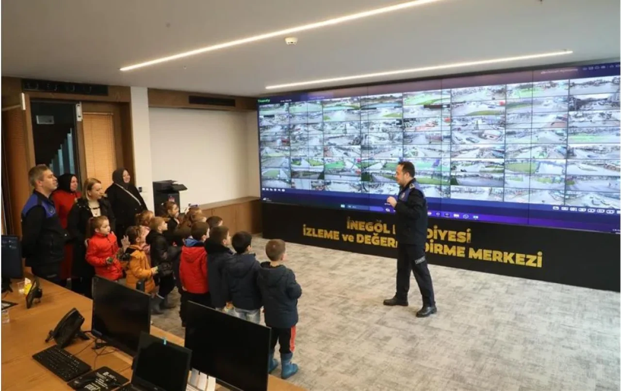 Minik öğrencilerden İnegöl Belediyesi'ne ziyaret