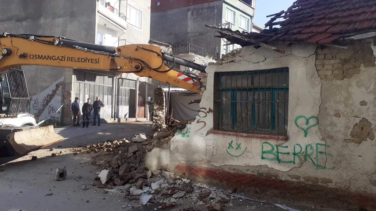 Osmangazi’de metruk bina yıkıldı