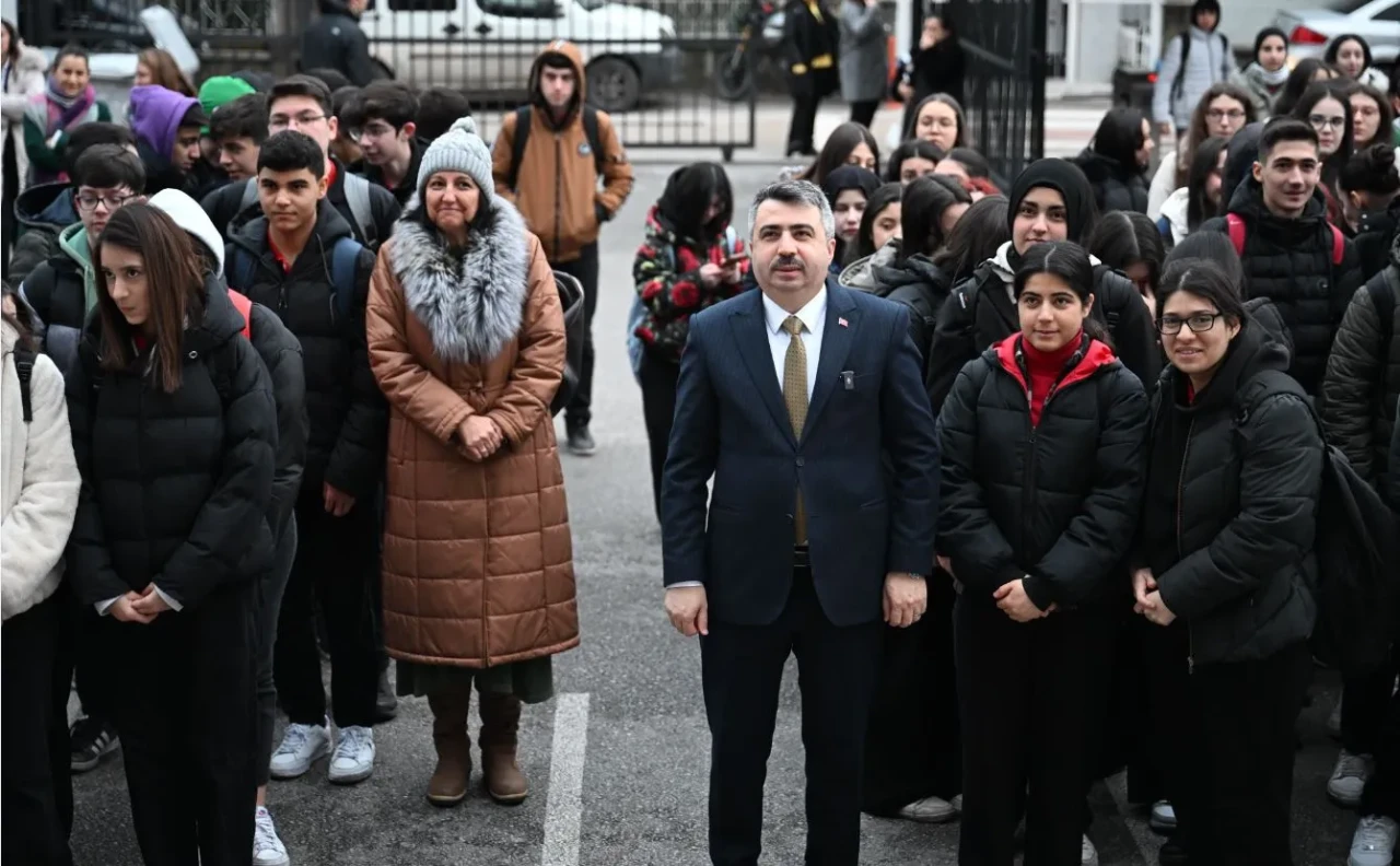 Yılmaz her pazartesi öğrencilerle buluşuyor