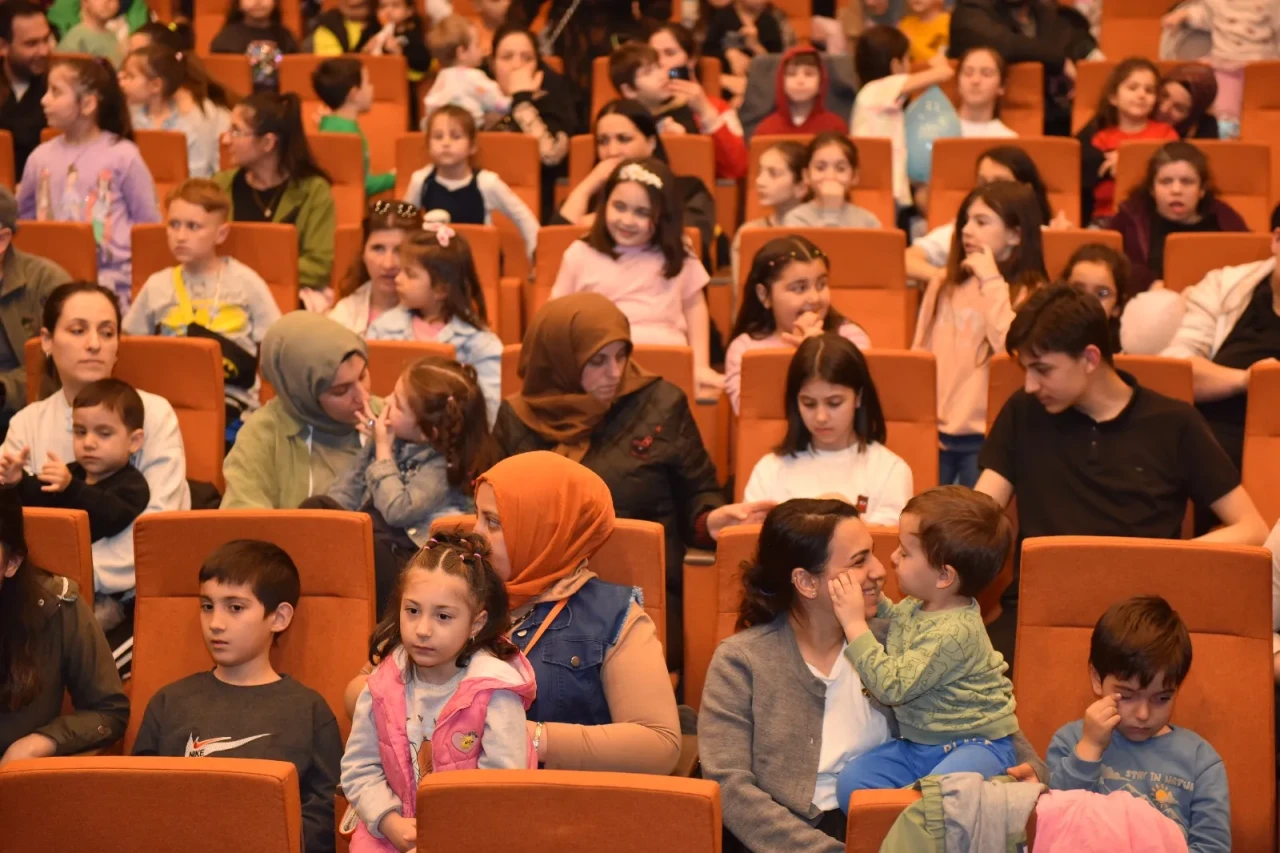 Yıldırımlı çocuklar tiyatroyla buluştu
