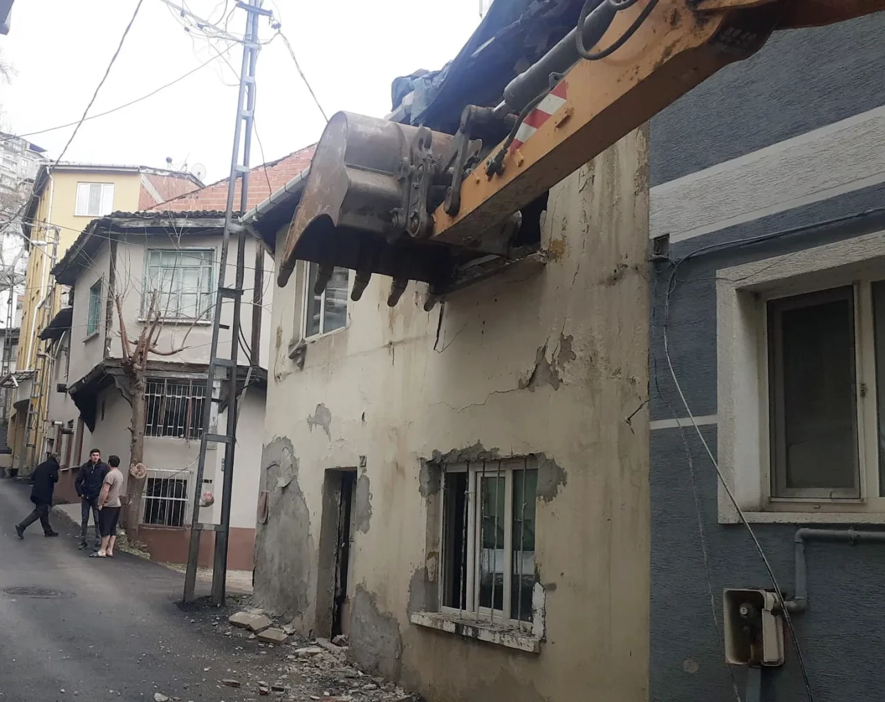 İvazpaşa'da metruk  bina yıkıldı