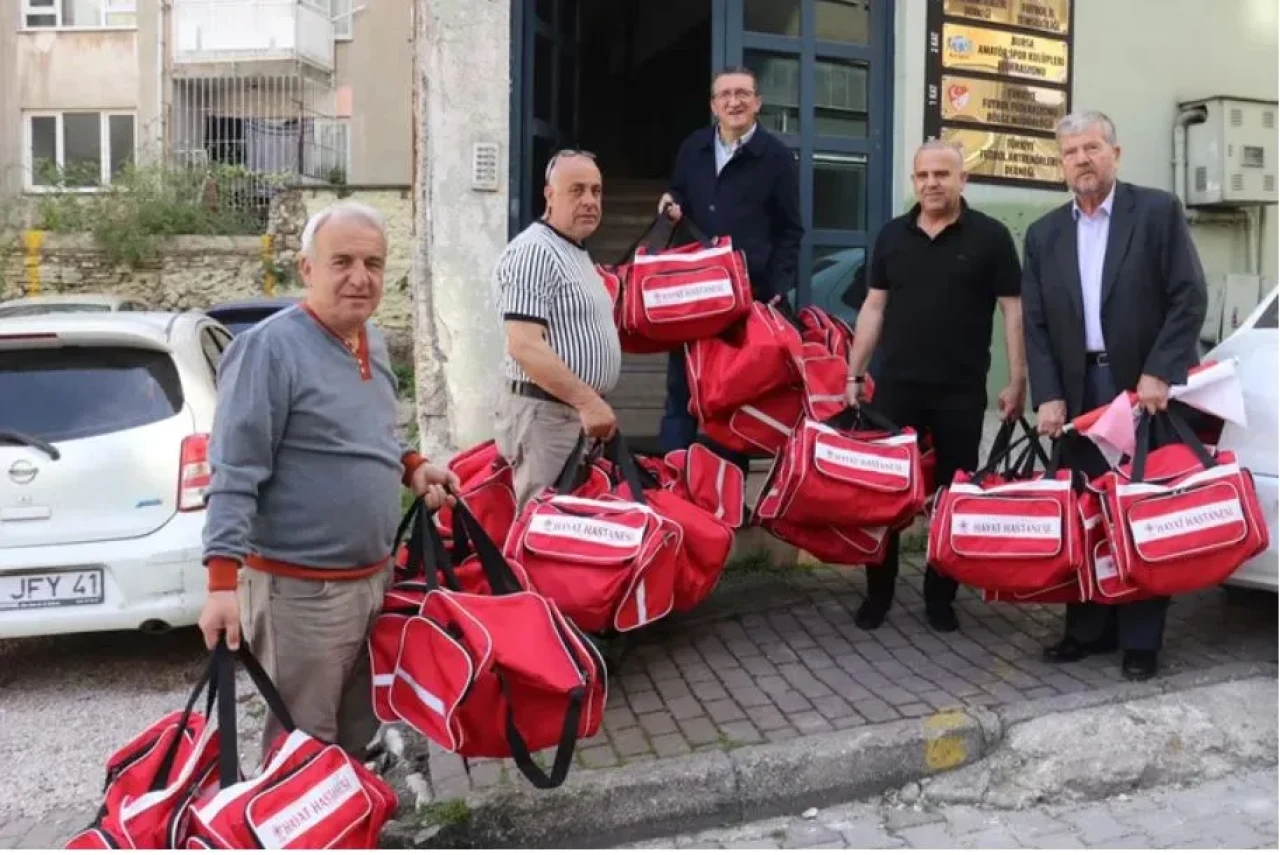 Bursa'da amatör sporculara çanta hediye edildi