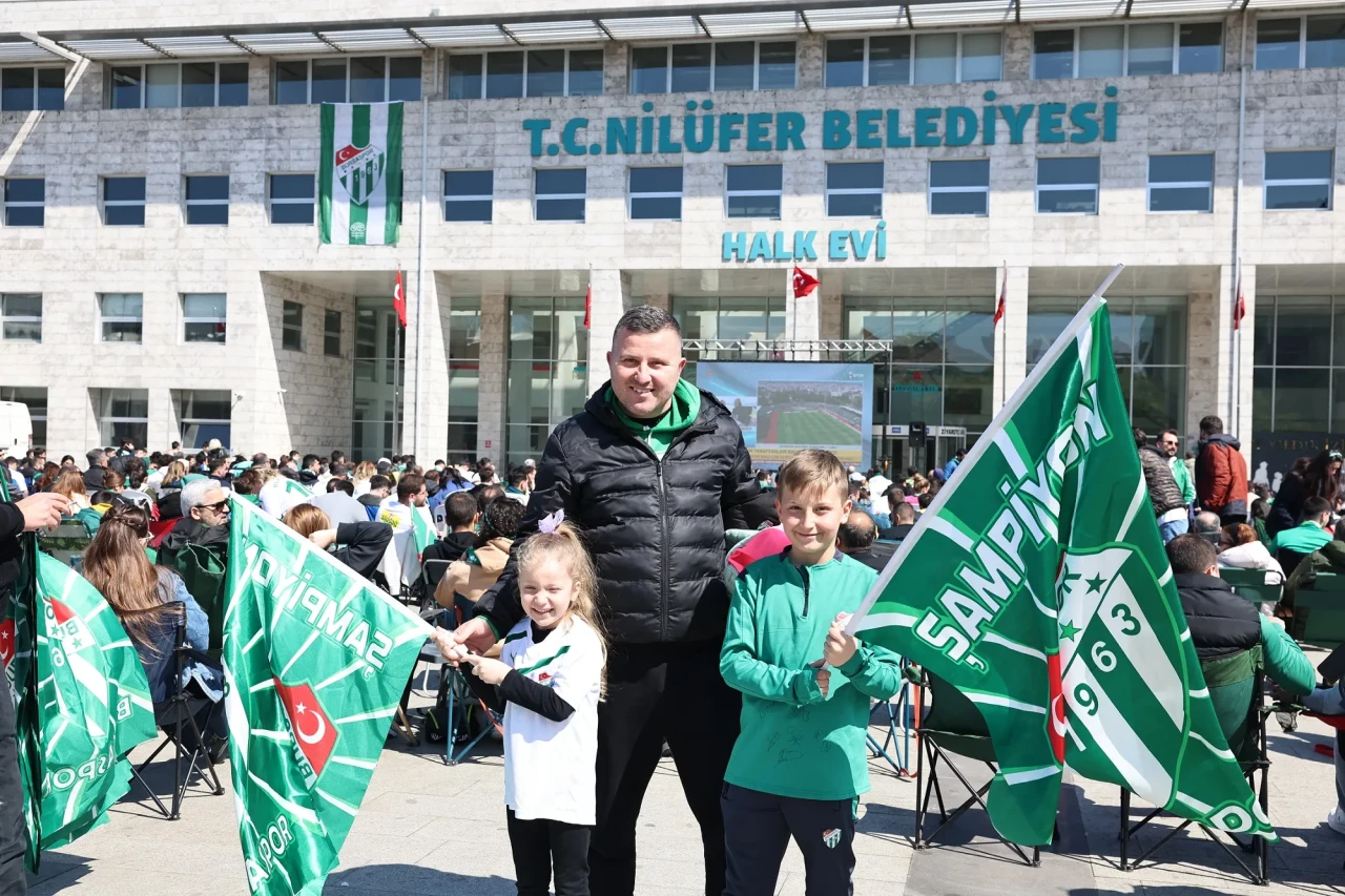 Bursaspor’un şampiyonluk maçı dev ekranda izlendi