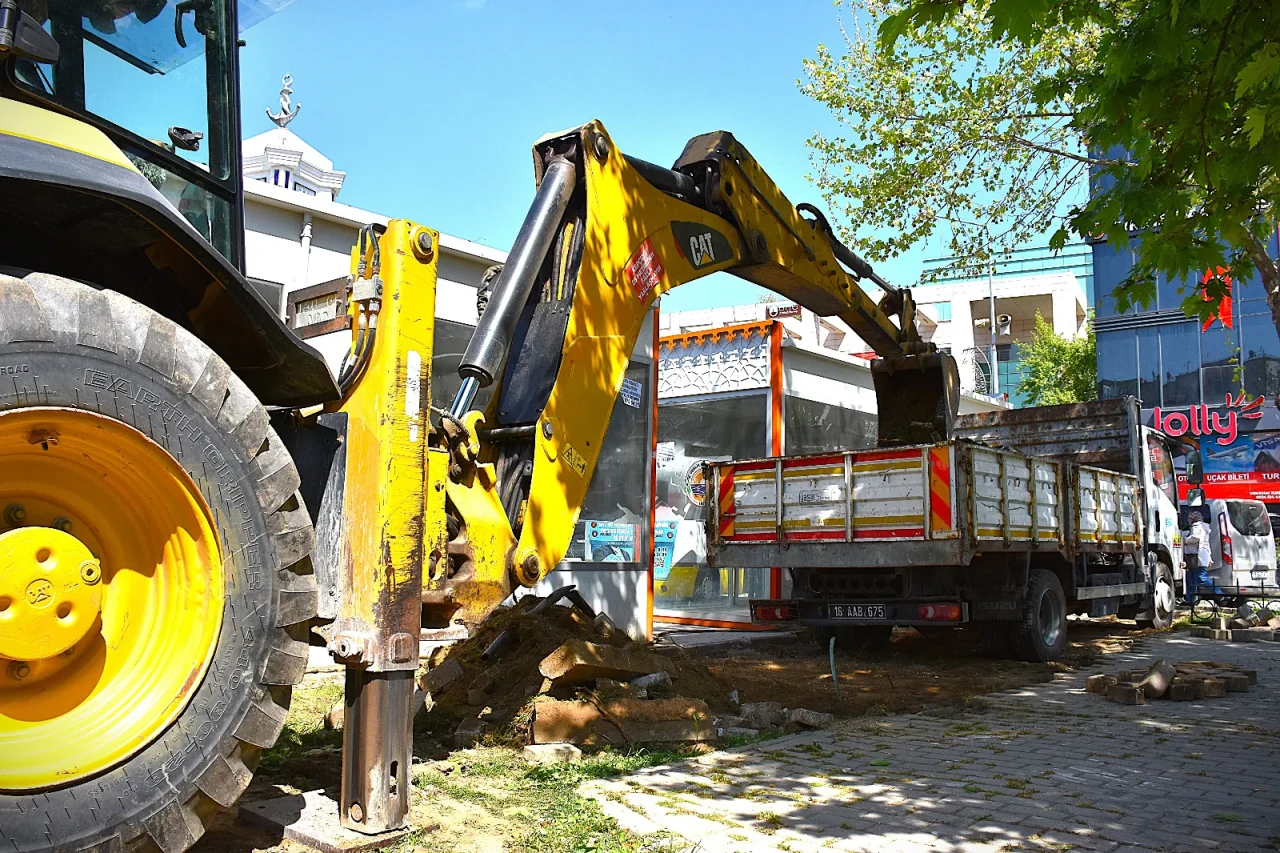 Gemlik Meydanı'ndaki kaldırımlar genişliyor