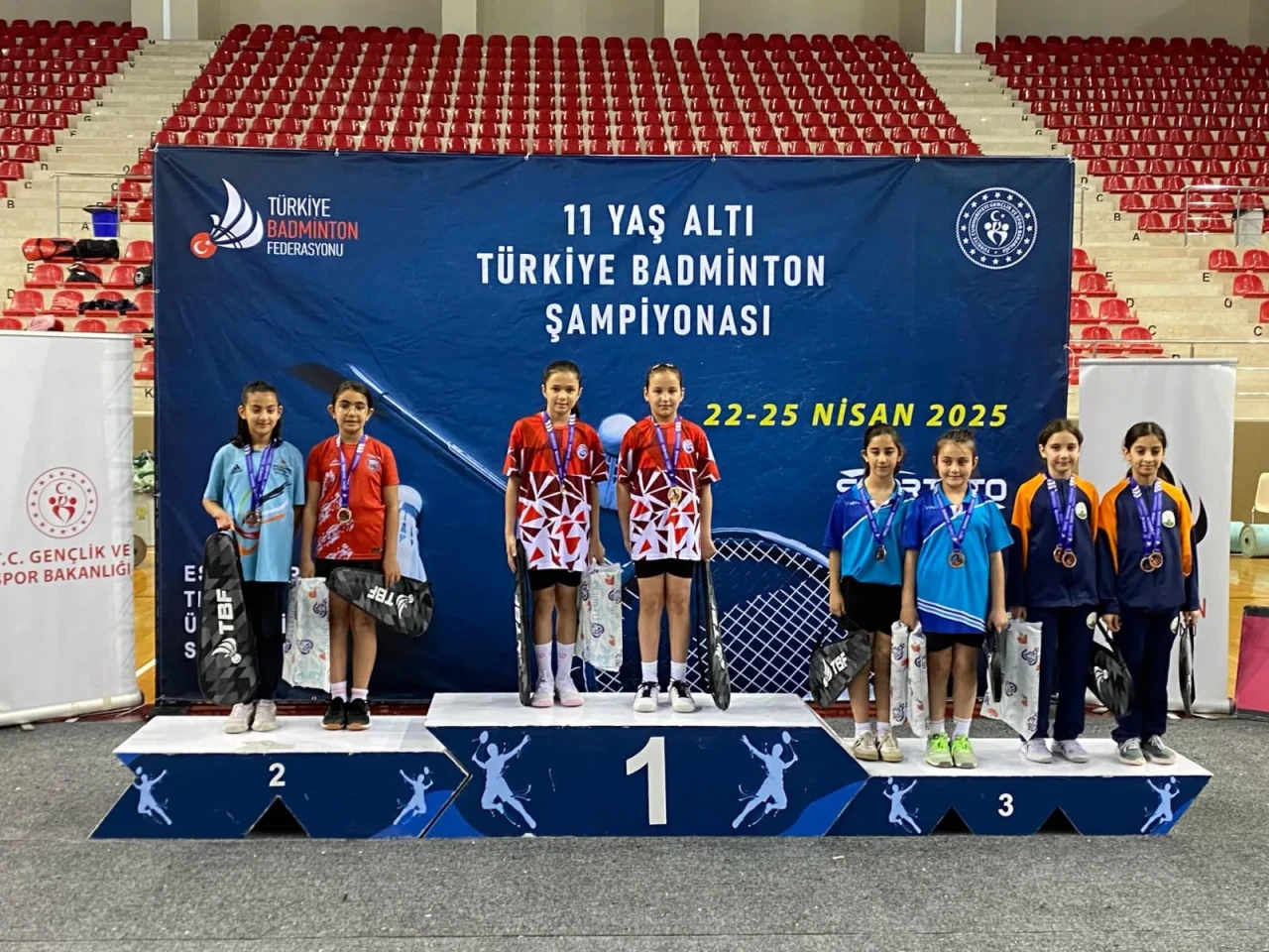 Osmangazili badmintoncular  kupaları topladı