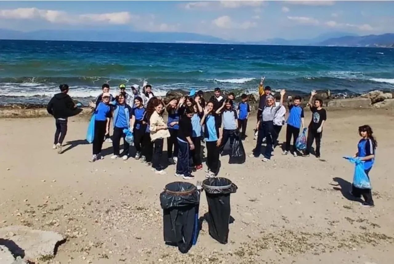 Mudanyalı öğrencileri sahili temizledi