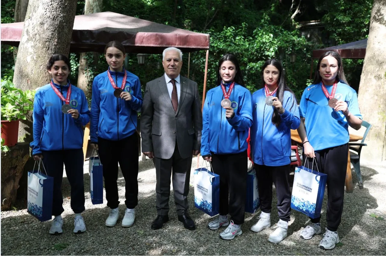 Başkan Bozbey kadın boksçularla buluştu