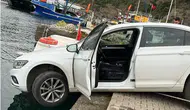 Denize düşmekten son anda kurtuldu