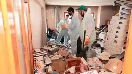 Tahtakale'deki evden 20 ton çöp çıktı!