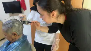 Gençlerden huzurevinde kişisel bakım jesti