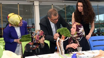 Alzheimer hastalarına Anneler Günü kutlaması