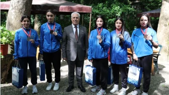 Başkan Bozbeey kadın boksçularla buluştu