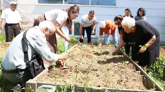 Nilüfer'de huzurevi sakinleri fidan dikti