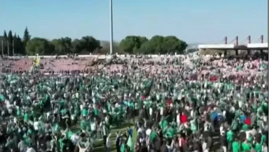 Bursasporlu taraftarlar sahaya girdi!