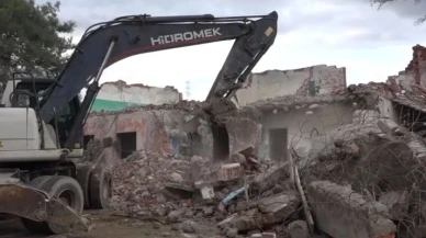 Metruk okul yıkıldı  köy meydana kavuştu