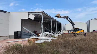 Nilüfer'de iki kaçak fabrika yıkıldı