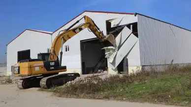 Nilüfer'de iki kaçak iş yeri yıkıldı