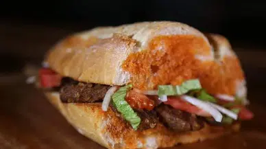 Sokakta izinsiz gıda satan kapatılacak