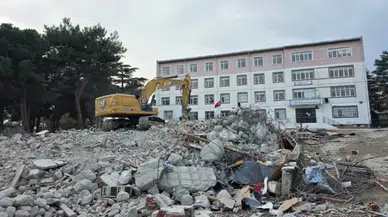 Bursa'da 43 yıllık okul yıkıldı