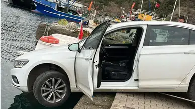 Denize düşmekten son anda kurtuldu