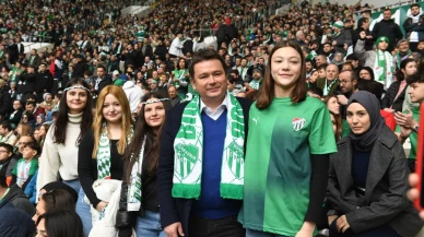 Başkan ve öğrenciler tribünde omuz omuza