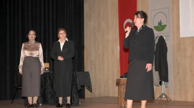 Kahraman hekimler teatral hikayelerle anıldı