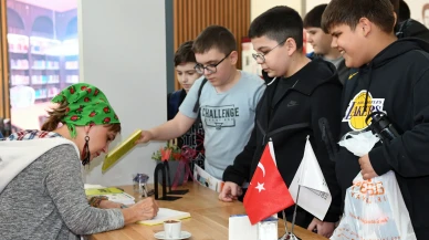 Küçük okuyucular için imza günü etkinliği