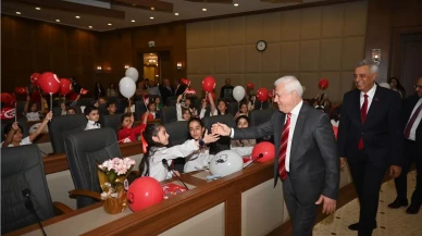 Büyükşehir Meclisi'nde koltuklar çocukların