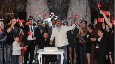 Genç inşaat mühendisleri 19 Mayıs'ı kutladı
