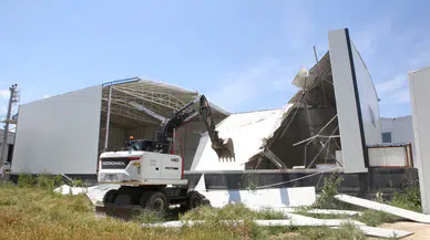 Nilüfer'de kaçak depo yıkıldı
