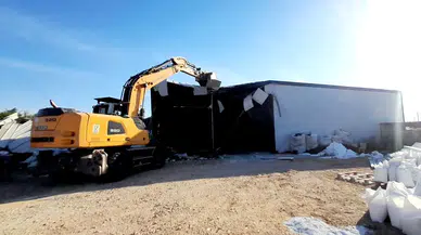 Tarım arazisindeki kaçak yapı yıkıldı