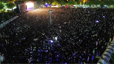 Mor ve Ötesi 100 bin kişiyi coşturdu