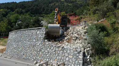Dağ yolunda duvar temizliği!