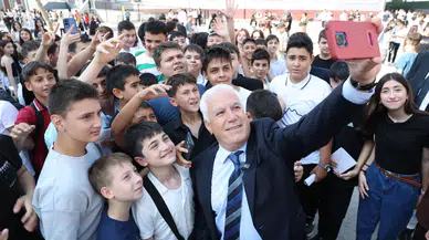 Öğrencilere karne günü başkan amcalarından sürpriz