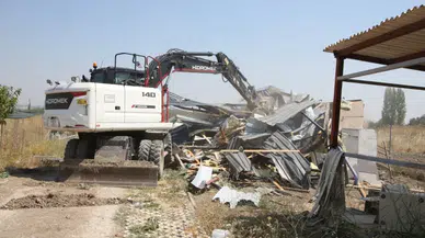 Kayapa’da iki kaçak yapı yıkıldı