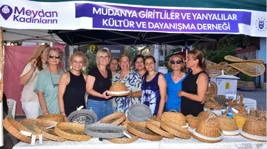 Kadınlar el emeklerini Mütareke Meydanı'nda sergiledi