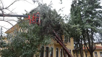 Bursa Büyükşehir şiddetli rüzgara karşı sahada