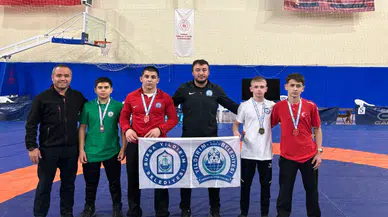 Yıldırımlı güreşçiler madalyaları topladı