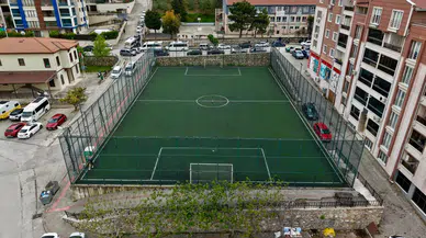 Gemlik'te halı sahalar yenilendi