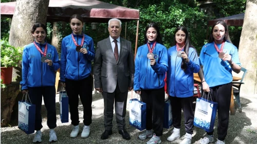 Başkan Bozbeey kadın boksçularla buluştu