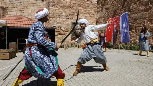 Türk kılıçları Bursa'da çarpıştı