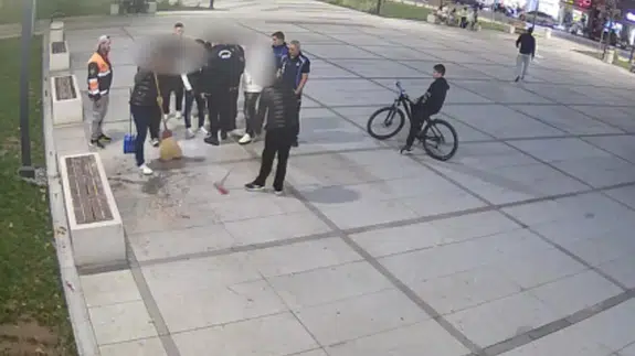 Çekirdek kabuklarını yere atanlar kameraya yakalandı