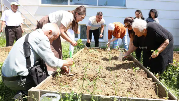 Nilüfer'de huzurevi sakinleri fidan dikti