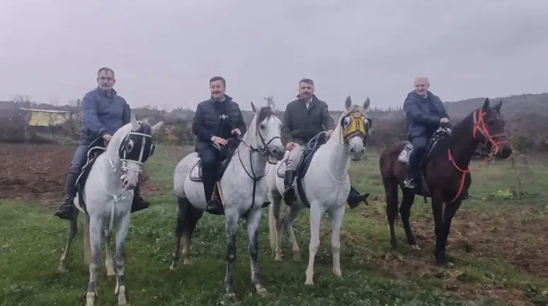 Bursa'da iki başkan ata binerek stres attı