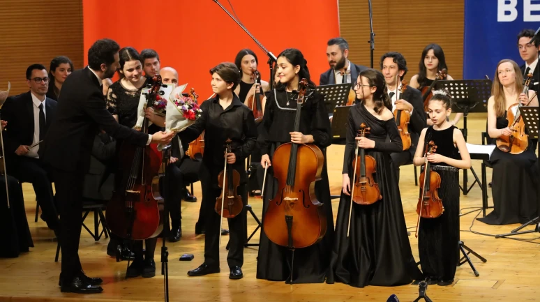 Bursa Oda Orkestrası Çocuk bayramı için sahnede